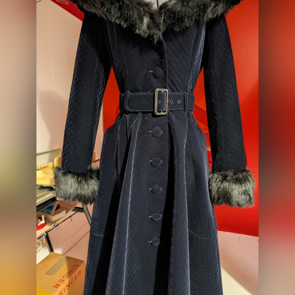 Elegant Dark Blue Fur-Trimmed Women's Coat - Picture 3 of 9